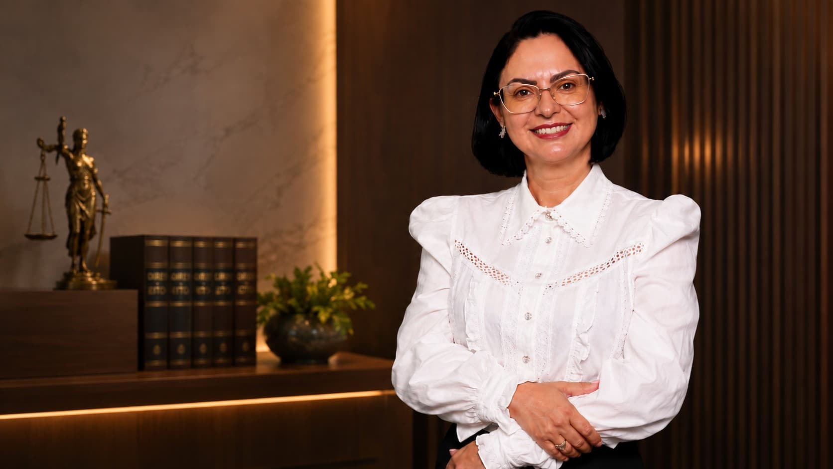 Dra. Sheila Araújo em seu escritório